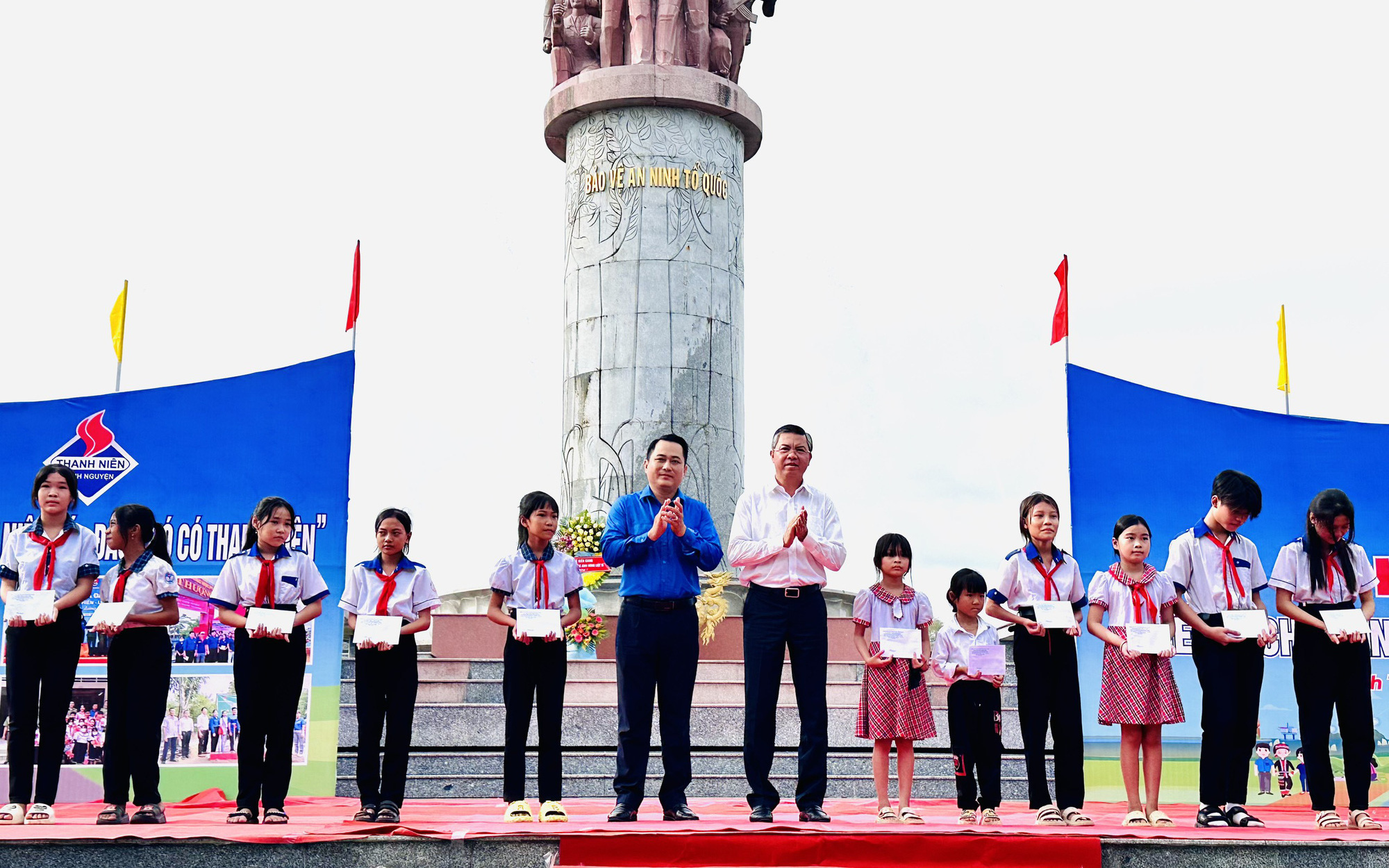 Hơn 4.200km cây xanh chống sạt lở được đoàn viên thanh niên Cà Mau trồng và chăm sóc - Ảnh 2.