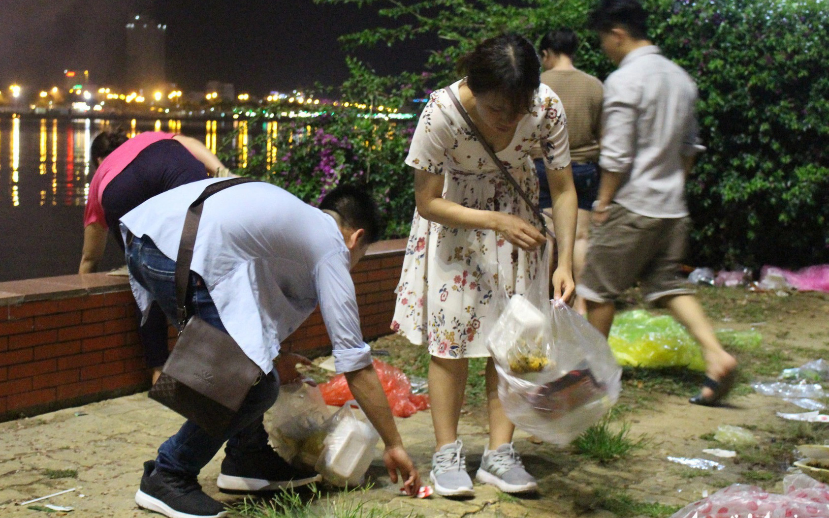 Rác ngổn ngang sau pháo hoa Đà Nẵng, bao giờ hết cảnh người xả người đi dọn?- Ảnh 12. Người Đà Nẵng nhắc nhau không xả rác, giúp công nhân môi trường được về nhà sớm sau lễ hội pháo hoa