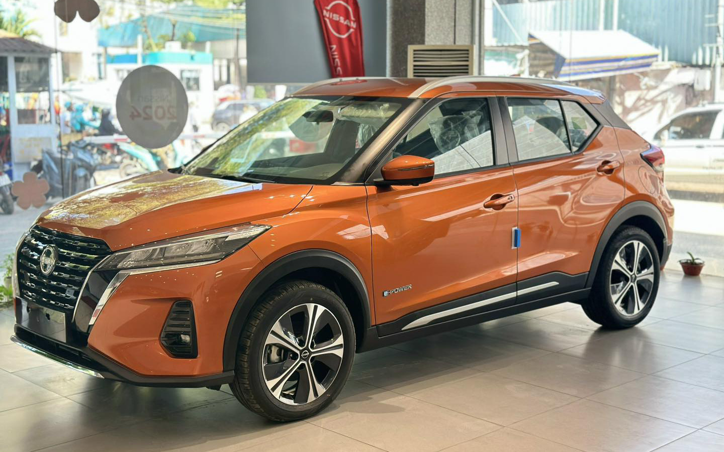 Tin tức giá xe: Hyundai Palisade tiếp tục giảm giá, nay còn rẻ hơn Santa Fe hybrid- Ảnh 7. Tin tức giá xe: Nissan Kicks giảm giá 220 triệu đồng tại đại lý