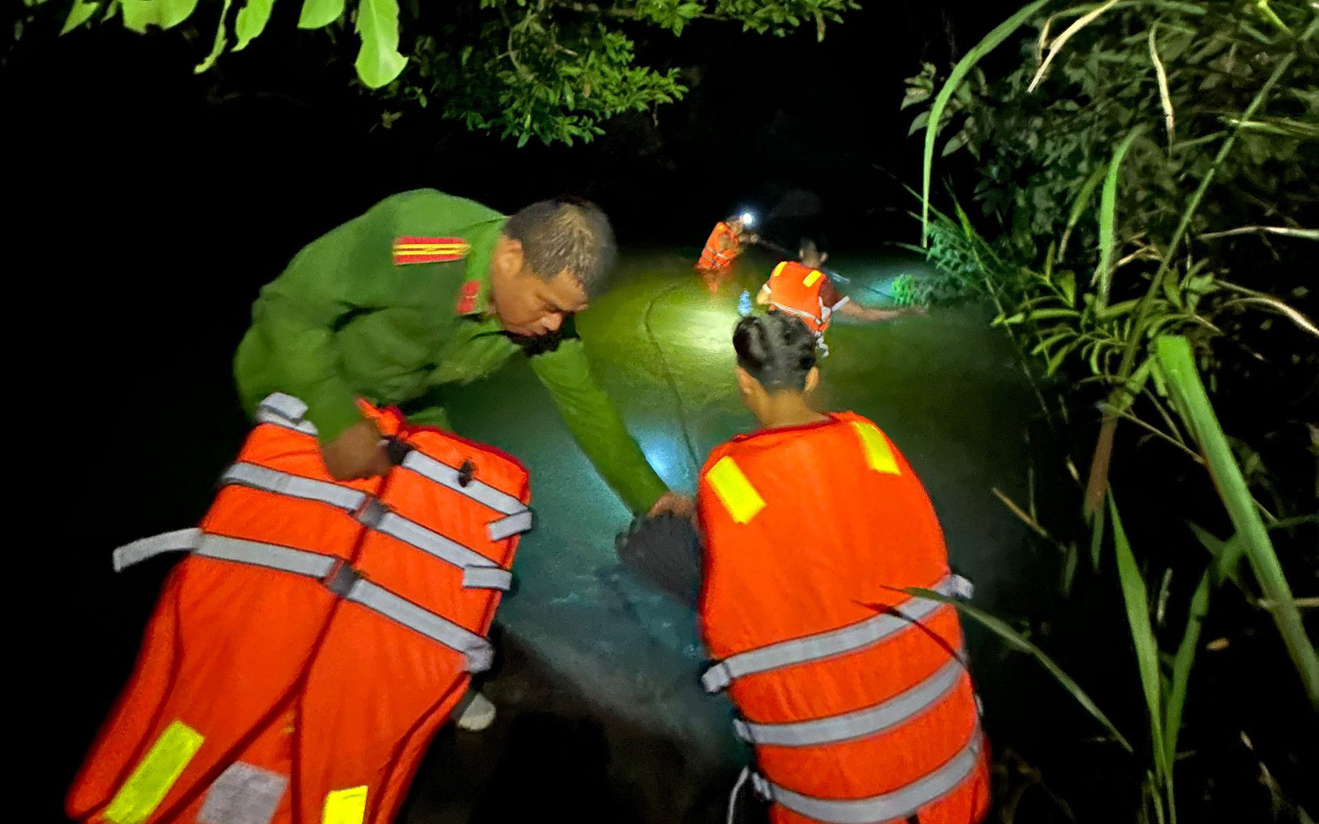 Giải cứu ba nữ sinh viên bị lạc khi leo núi Hòn Vượn- Ảnh 3. Giải cứu 5 nam nữ thanh niên đi tắm bị mắc kẹt giữa sông Đồng Nai do thủy điện xả nước