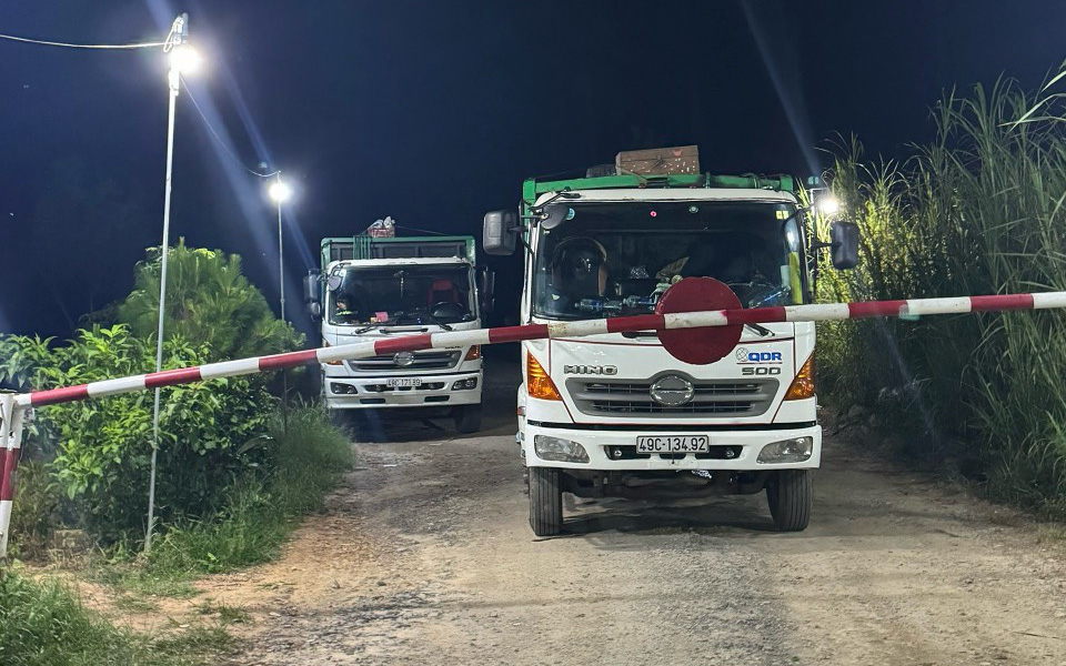 Ùn ứ rác hơn 26.000 tấn vì công nhân bỏ việc- Ảnh 2. Nhà máy xử lý rác đóng cửa, từ chối nhận vì Đà Lạt nợ tiền xử lý, xe chở rác ùn ứ