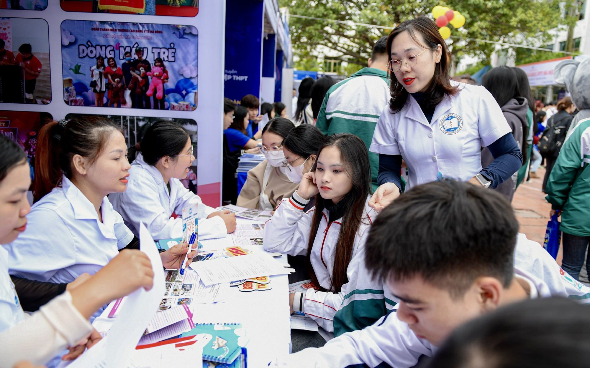 Trường đại học Ngoại ngữ công bố điểm chuẩn xét học bạ kết hợp phỏng vấn- Ảnh 2. Trường đại học Y Hà Nội lần đầu xét tuyển khối C, D, xét điểm đánh giá năng lực