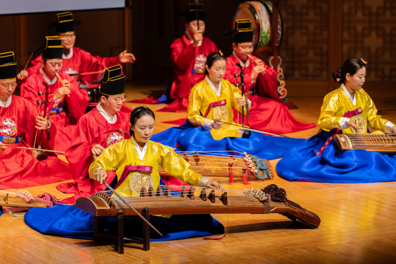 韓国の伝統音楽を演奏するアーティスト – 写真: The Korea Herald