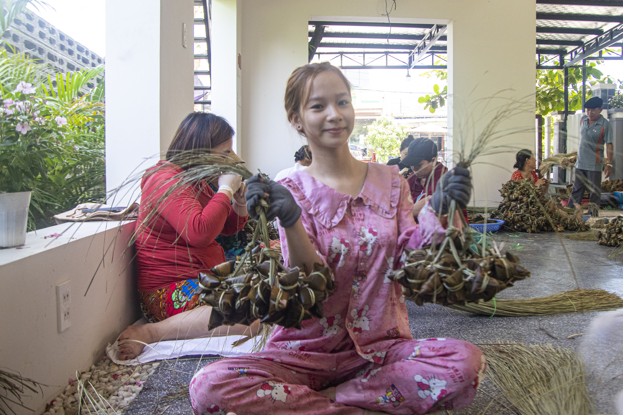 Mội chùm bánh ú tro gồm 10 cái được bó lại cẩn thận - ẢNH: THANH NGUYÊN