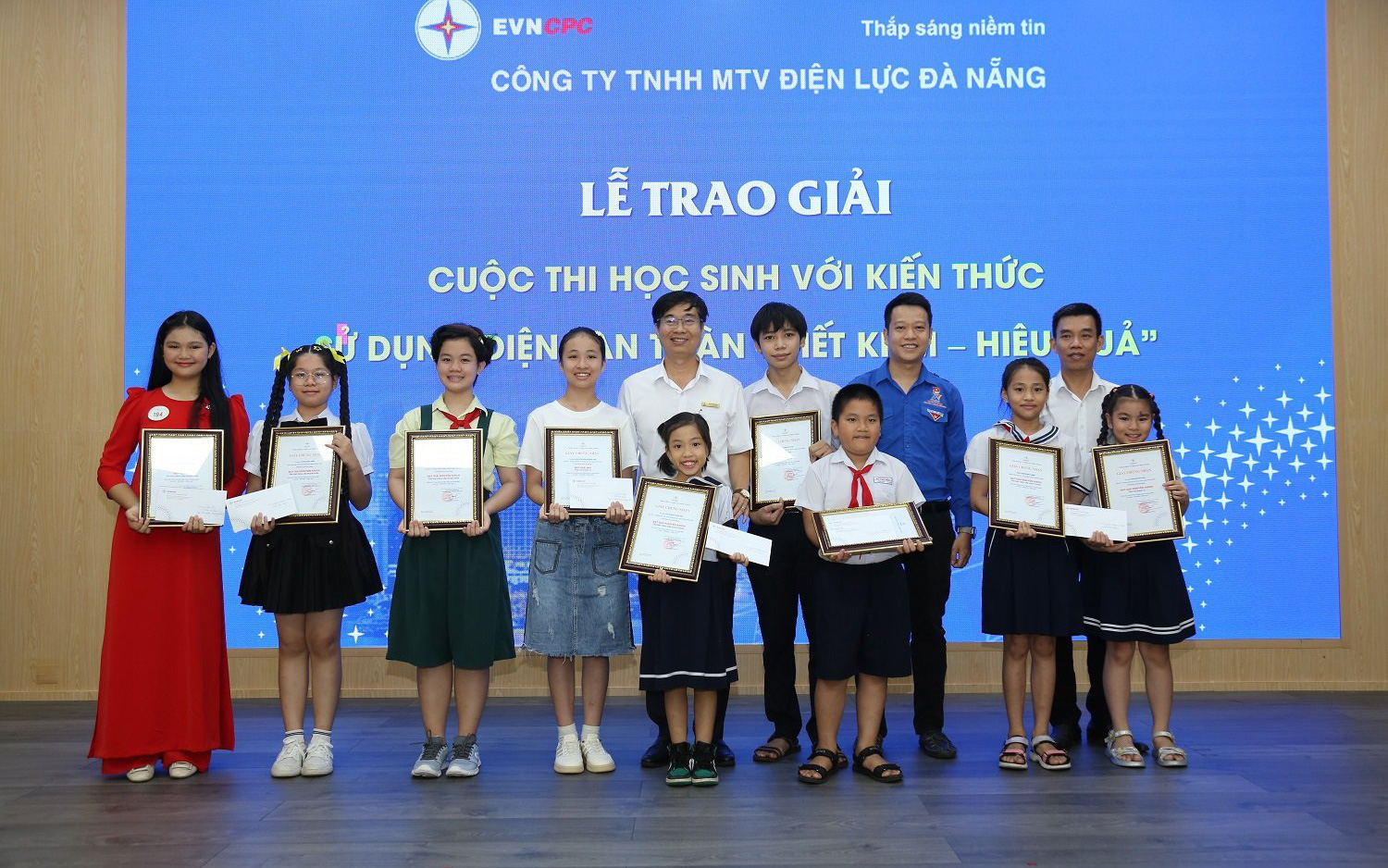 Phòng tránh cháy, nổ trong sử dụng điện mùa nắng nóng ở Đà Nẵng- Ảnh 5. PC Đà Nẵng cùng học sinh tuyên truyền tiết kiệm điện