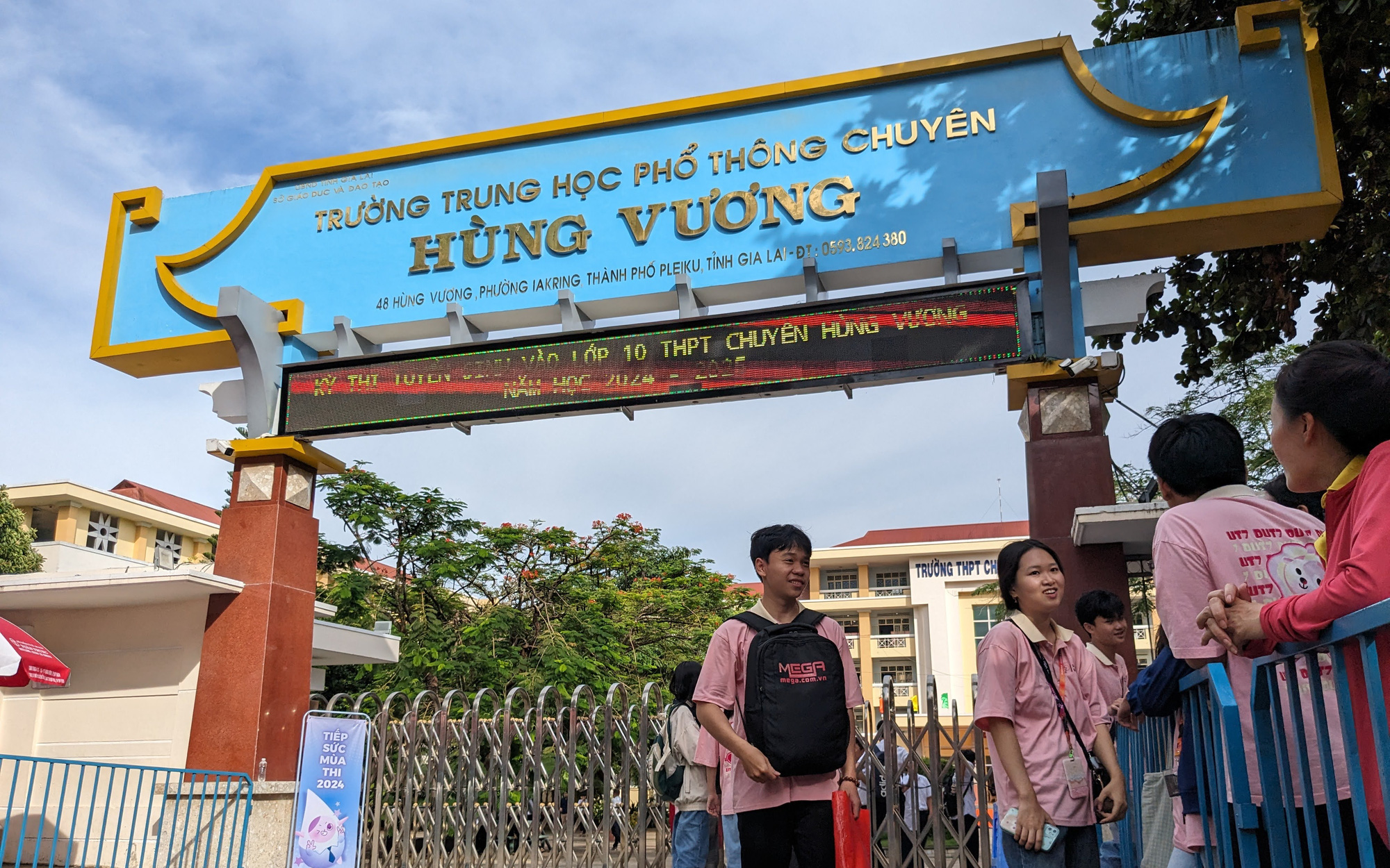 Giám đốc sở nói gì về đề thi văn trích dẫn sai 'lúa vàng, gạo trắng' thành 'lúa gạo, vàng trắng'?- Ảnh 4. Giám đốc sở nói gì về đề thi văn trích dẫn sai 'lúa vàng, gạo trắng' thành 'lúa gạo, vàng trắng'?- Ảnh 4.