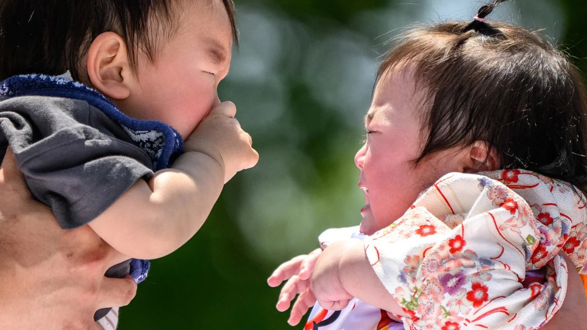 Các em bé Nhật Bản tham gia một sự kiện tại thủ đô Tokyo vào hôm 28-4 - Ảnh: CNN