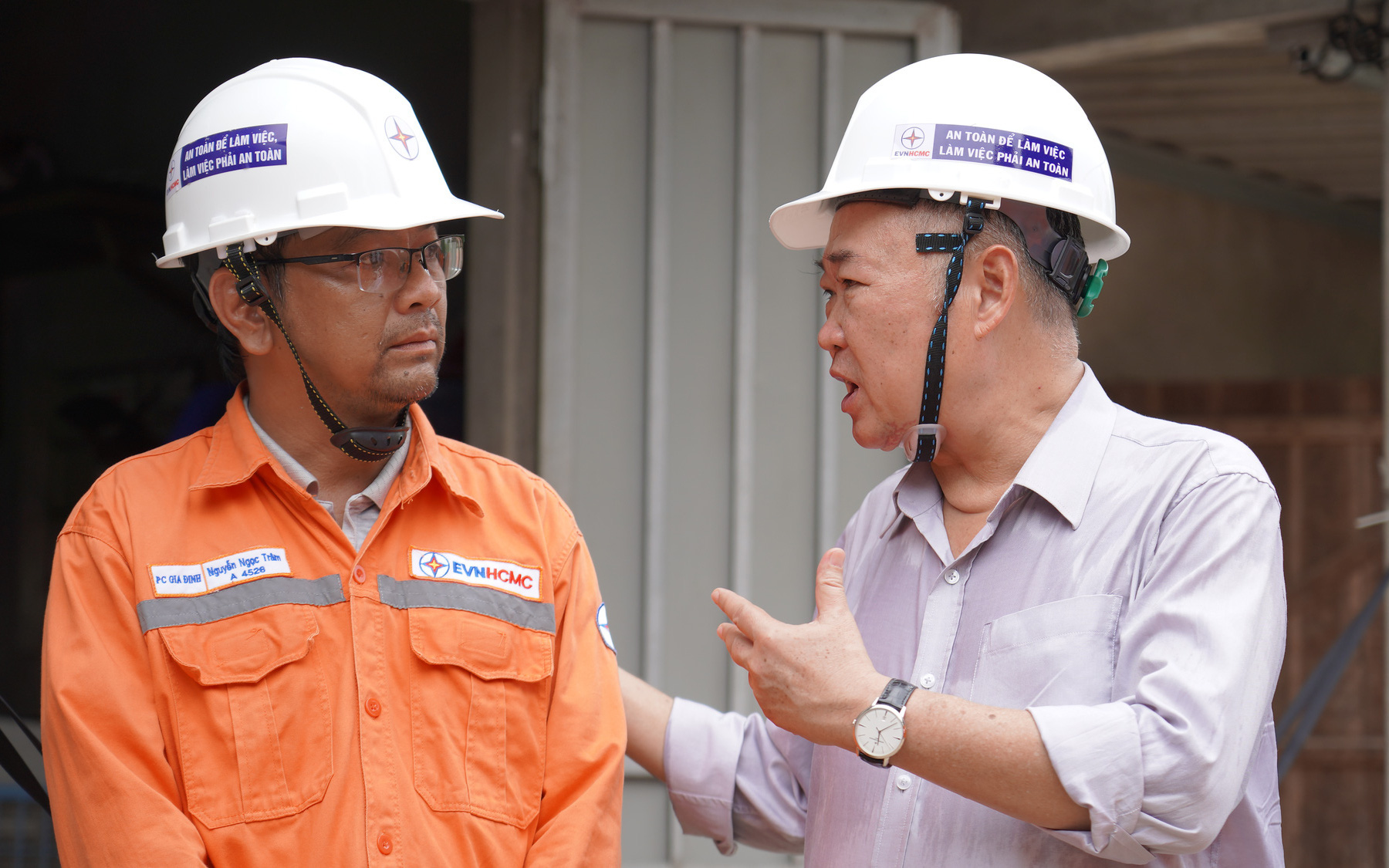 Thần tốc làm đường dây 500kV đưa điện ra Bắc - Kỳ 1: Quyết liệt trên công trường vượt núi rừng- Ảnh 7. Chủ tịch EVNHCMC thăm Đội xung kích hỗ trợ thi công đường dây 500kV mạch 3