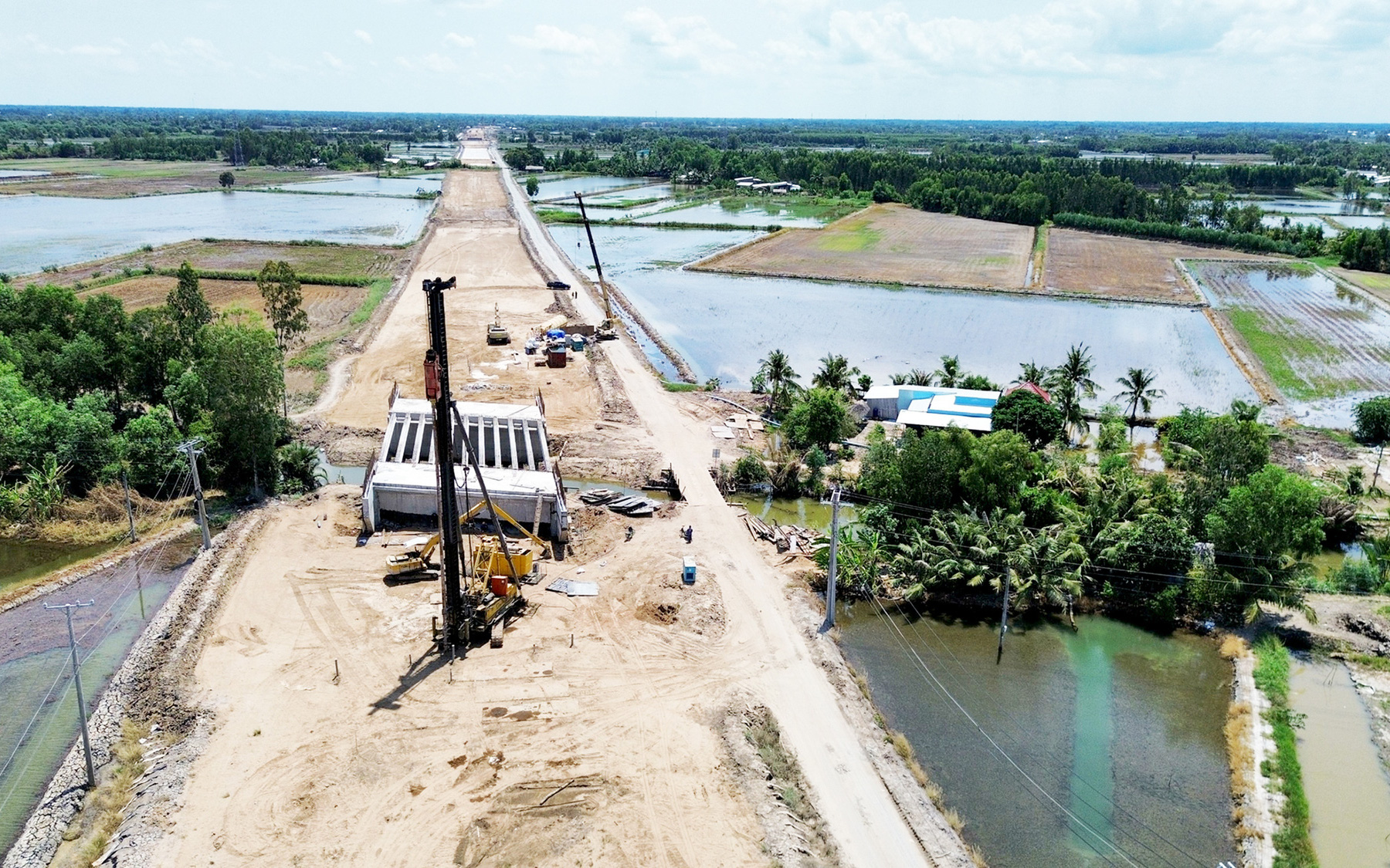 Chủ tịch Quốc hội: Đầu tư dòng đường, dòng điện, dòng nước sẽ tạo ra dòng đời tươi sáng- Ảnh 4. Cần gỡ vướng đường đi cho cát biển đến công trình cao tốc