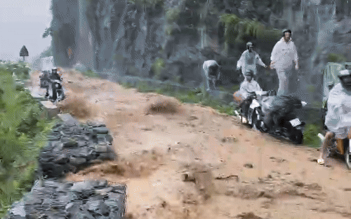 Đi Hà Giang 'chữa lành', du khách mắc kẹt do lũ- Ảnh 9. Mưa lũ cuồn cuộn, nhiều khách du lịch nước ngoài kẹt 4 tiếng ở lưng đèo Mã Pì Lèng