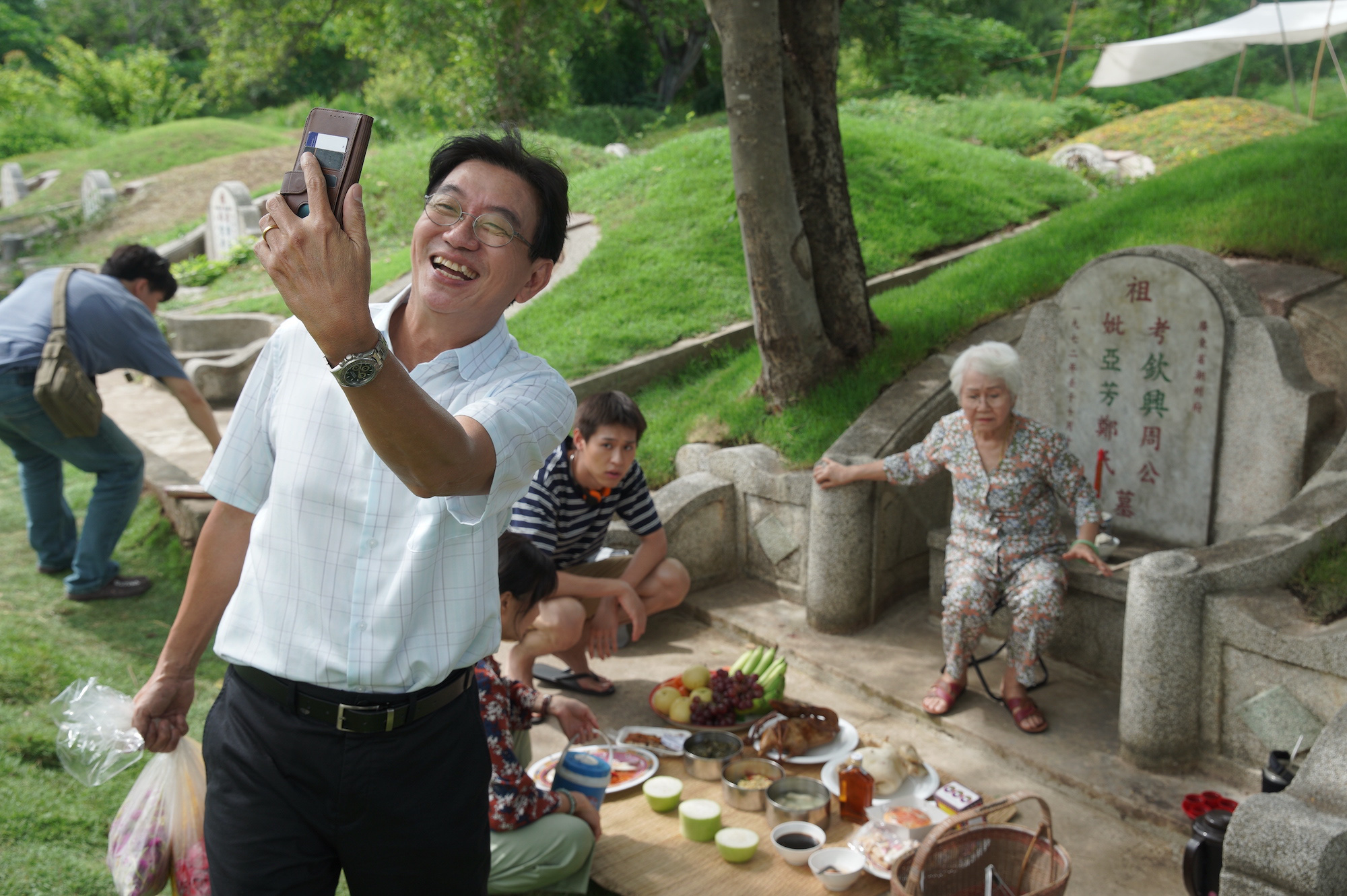 ภาพยนตร์ทุกเรื่องมีฉากที่เด็กๆ โต้เถียงกันว่าใครจะดูแลแม่ของพวกเขา หรือเด็กมีบุคลิกคล้ายกัน - ภาพ: GDH Phim nào cũng có cảnh những người con tranh cãi xem ai chăm sóc mẹ, hay các người con có tính cách tương đồng - Ảnh: GDH