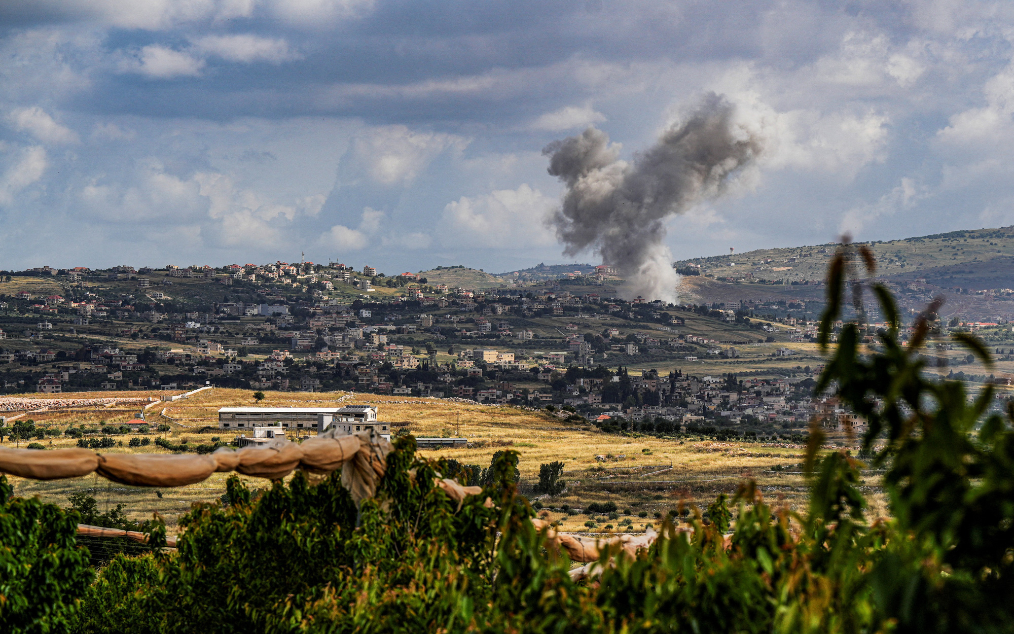 Chỉ huy cấp cao bị giết, Hezbollah nã 160 quả rocket trả thù Israel- Ảnh 2. Israel không kích vào miền Nam Lebanon, hai người thiệt mạng