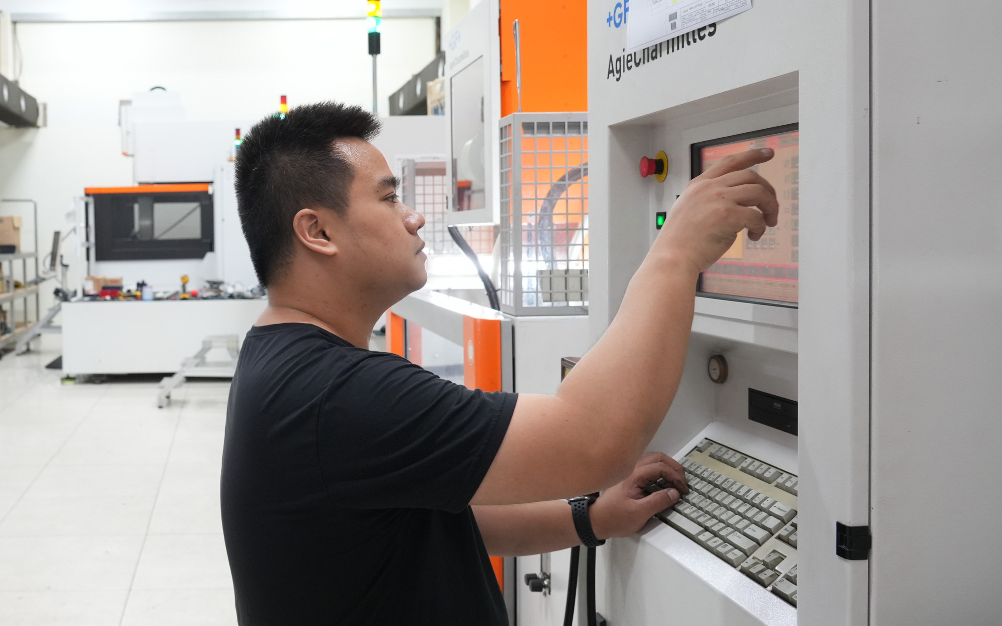 Thủ tướng: Điều hành giá điện, dịch vụ y tế thời điểm phù hợp, tránh cộng hưởng lạm phát- Ảnh 2. Thủ tướng khẳng định quyết tâm kiểm soát lạm phát ở mức 4 - 4,5%
