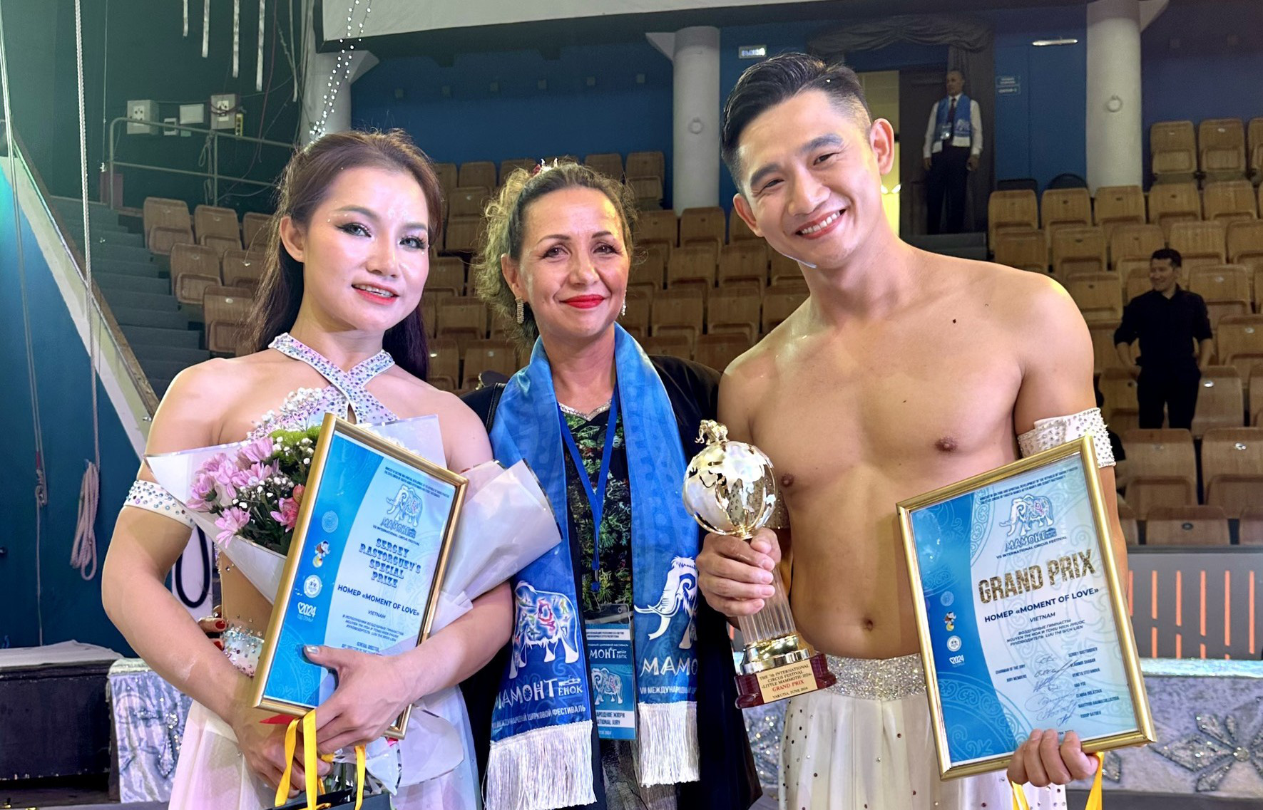 Thanh Hoa (vänster omslag) och Hien Phuoc (höger omslag) fick priser från festivalens organisationskommitté - Foto: NVCC Thanh Hoa (bìa trái) và Hiển Phước (bìa phải) nhận giải thưởng từ ban tổ chức liên hoan - Ảnh: NVCC