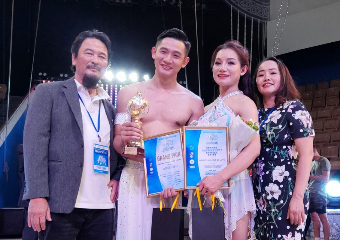 Den vietnamesiska delegationen vid prisutdelningen, från vänster till höger: Mr. Le Dien - chef för Phuong Nam-teatern, Hien Phuoc, Thanh Hoa och Ms. Bich Lien - biträdande teaterchef - Foto: NVCC Đoàn Việt Nam tại đêm trao giải, từ trái qua: ông Lê Diễn - giám đốc Nhà hát Phương Nam, Hiển Phước, Thanh Hoa và bà Bích Liên - phó giám đốc nhà hát - Ảnh: NVCC