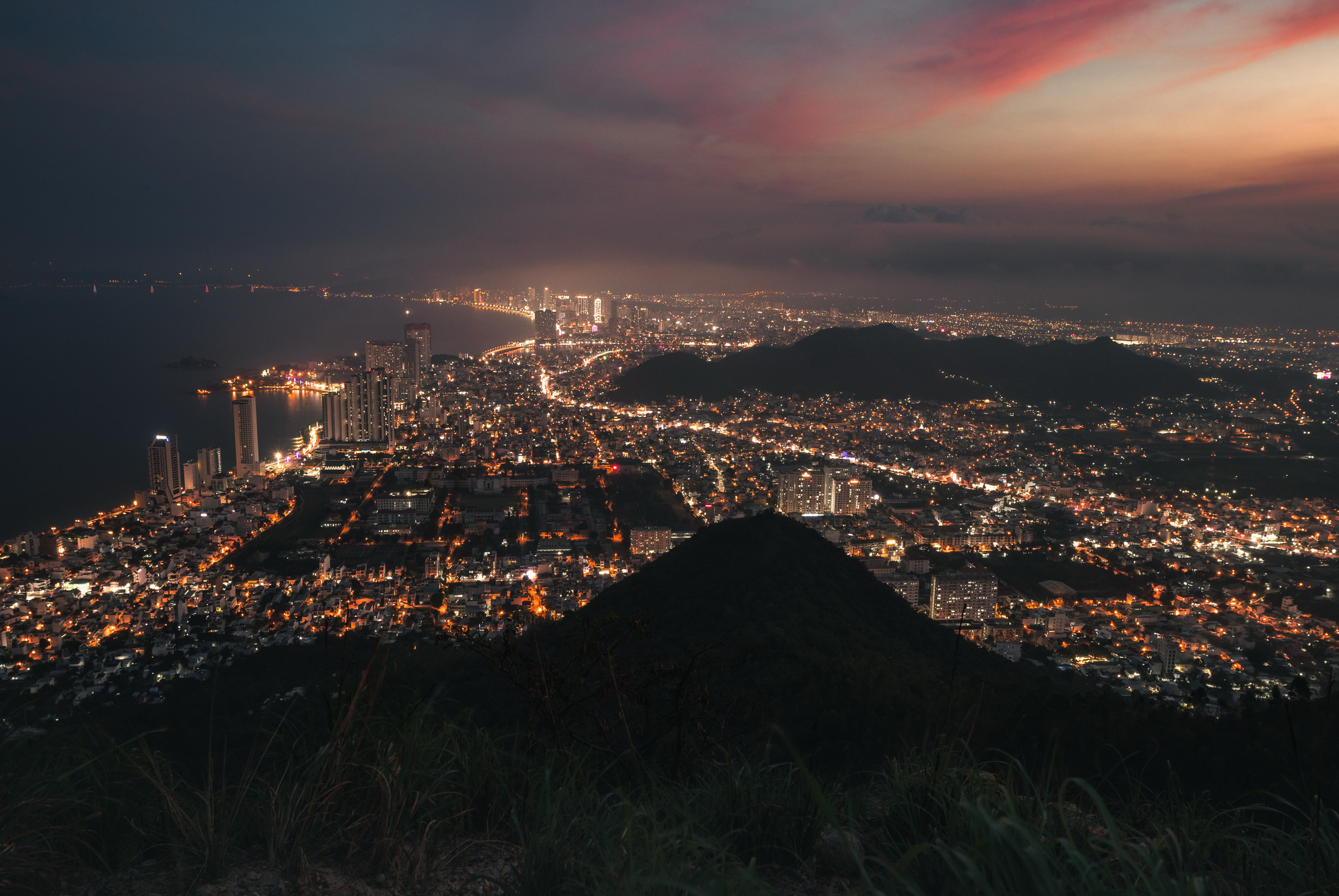 Nha Trang នៅពេលយប់ - រូបថត៖ Harry Bradley Nha Trang về đêm - Ảnh: HARRY BRADLEY