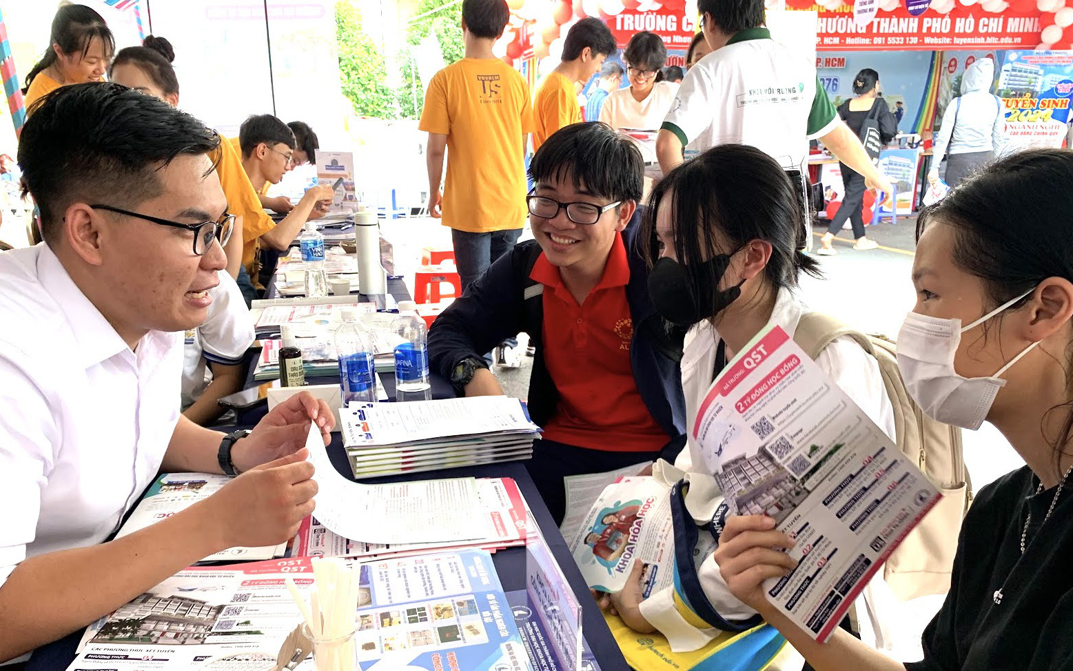 Xét tuyển đại học bằng điểm thi tốt nghiệp: Cơ hội nhiều, cần cân nhắc kỹ nguyện vọng- Ảnh 2. Điểm chuẩn ưu tiên xét tuyển Trường đại học Khoa học tự nhiên TP.HCM có ngành điểm tuyệt đối 10