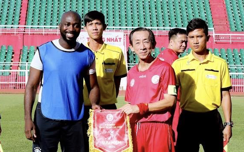 Giao hữu bóng đá tri ân 77 năm Ngày Thương binh - Liệt sĩ- Ảnh 4. Trận bóng đặc biệt, cổ vũ Euro 2024 trên sân Thống Nhất