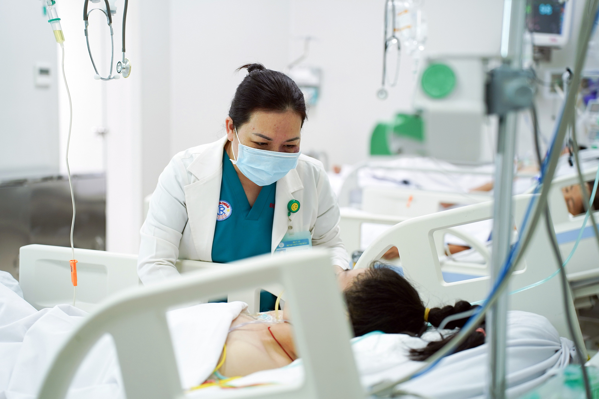 Bệnh nhân được chăm sóc tại Bệnh viện Chợ Rẫy vì mắc viêm não tự miễn NMDAR do biến chứng của u quái buồng trứng hiếm gặp - Ảnh: BVCC Bệnh nhân được chăm sóc tại Bệnh viện Chợ Rẫy vì mắc viêm não tự miễn NMDAR do biến chứng của u quái buồng trứng hiếm gặp - Ảnh: BVCC