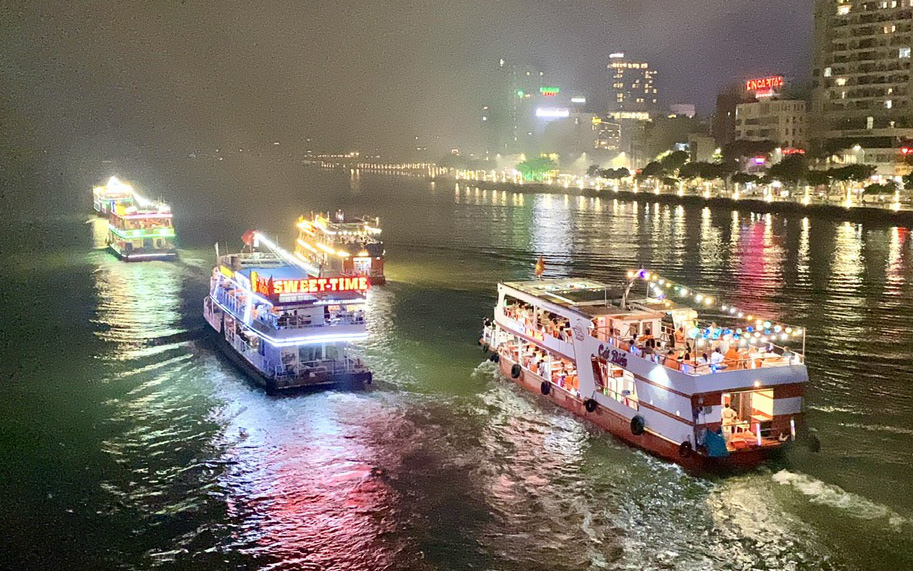 Chung kết pháo hoa Đà Nẵng: Số chuyến bay tăng vọt, khách sạn kín chỗ- Ảnh 5. Chung kết pháo hoa Đà Nẵng: Số chuyến bay tăng vọt, khách sạn kín chỗ- Ảnh 5.