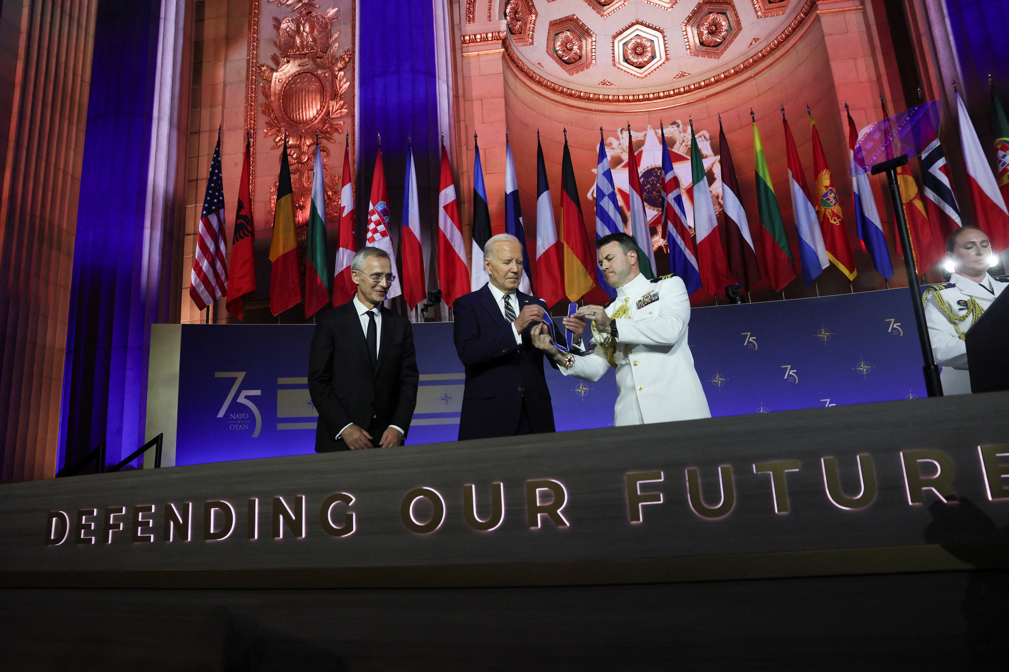 Tổng thống Mỹ Joe Biden trao tặng Tổng thư ký NATO Jens Stoltenberg Huân chương Tự do của Tổng thống (Presidential Medal of Freedom) tại sự kiện của NATO ở Washington, Mỹ ngày 9-7 - Ảnh: REUTERS