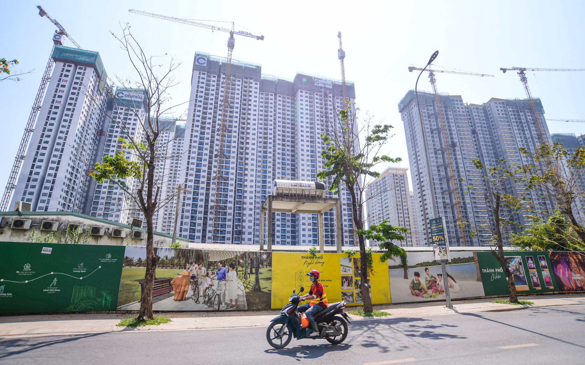 Ngân hàng gần hết 'room' tín dụng được Ngân hàng Nhà nước cấp thêm - Ảnh 2.