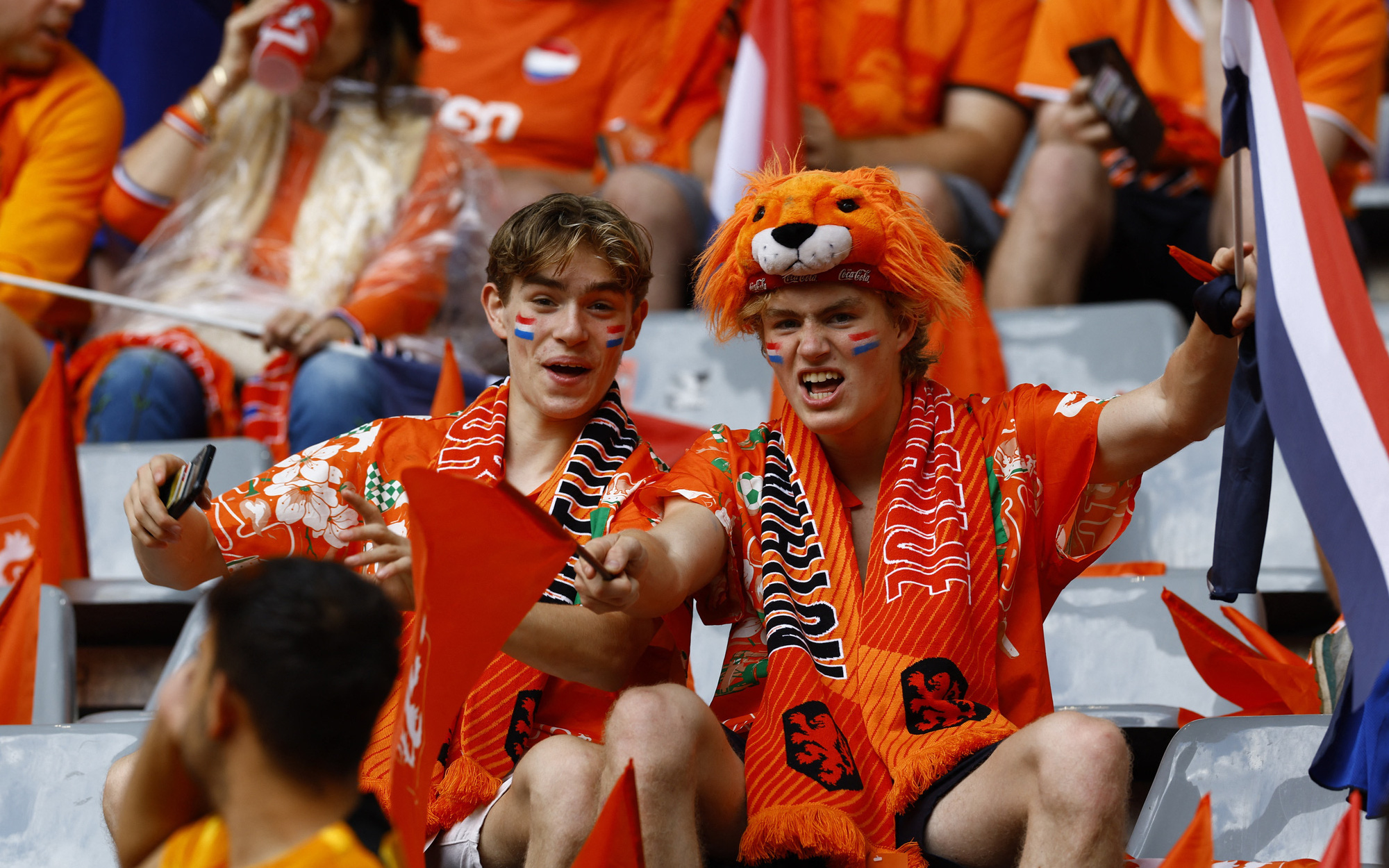 Thắng ngược Hà Lan 2-1, tuyển Anh vào chung kết Euro 2024- Ảnh 2. Cổ động viên Hà Lan và Anh ‘hỗn chiến’ trước bán kết Euro 2024