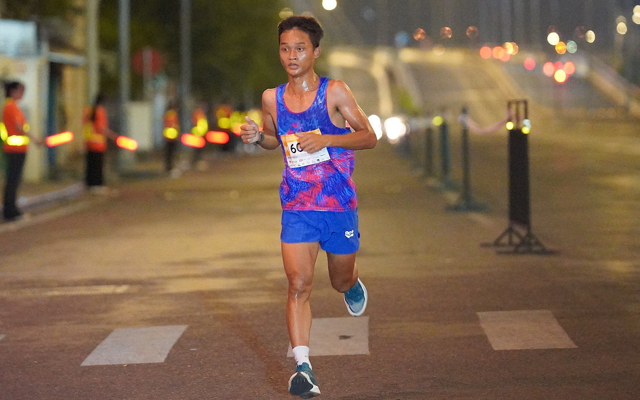 VnExpress Marathon Nha Trang 2024 thu hút 9.000 vận động viên- Ảnh 3. 8.000 người chạy giải VnExpress Marathon đêm lần đầu tổ chức ở Đà Nẵng