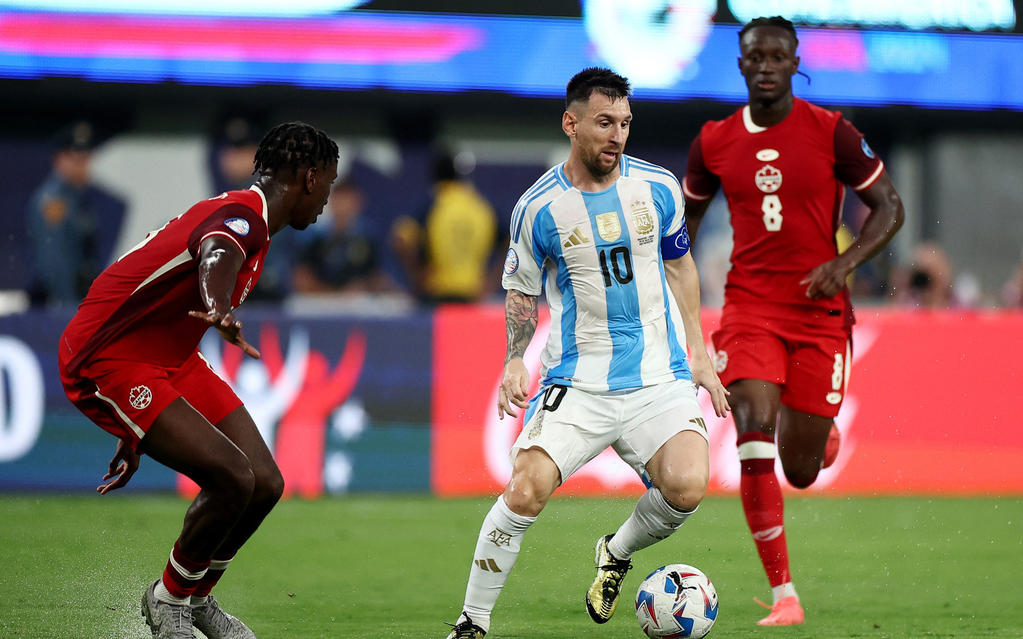Colombia chê Messi yếu, báo Argentina viết: 'Cẩn thận, chọc giận vua rất nguy hiểm'- Ảnh 2. Chung kết Copa America 2024: Vé xem Messi lên đến 400 triệu đồng