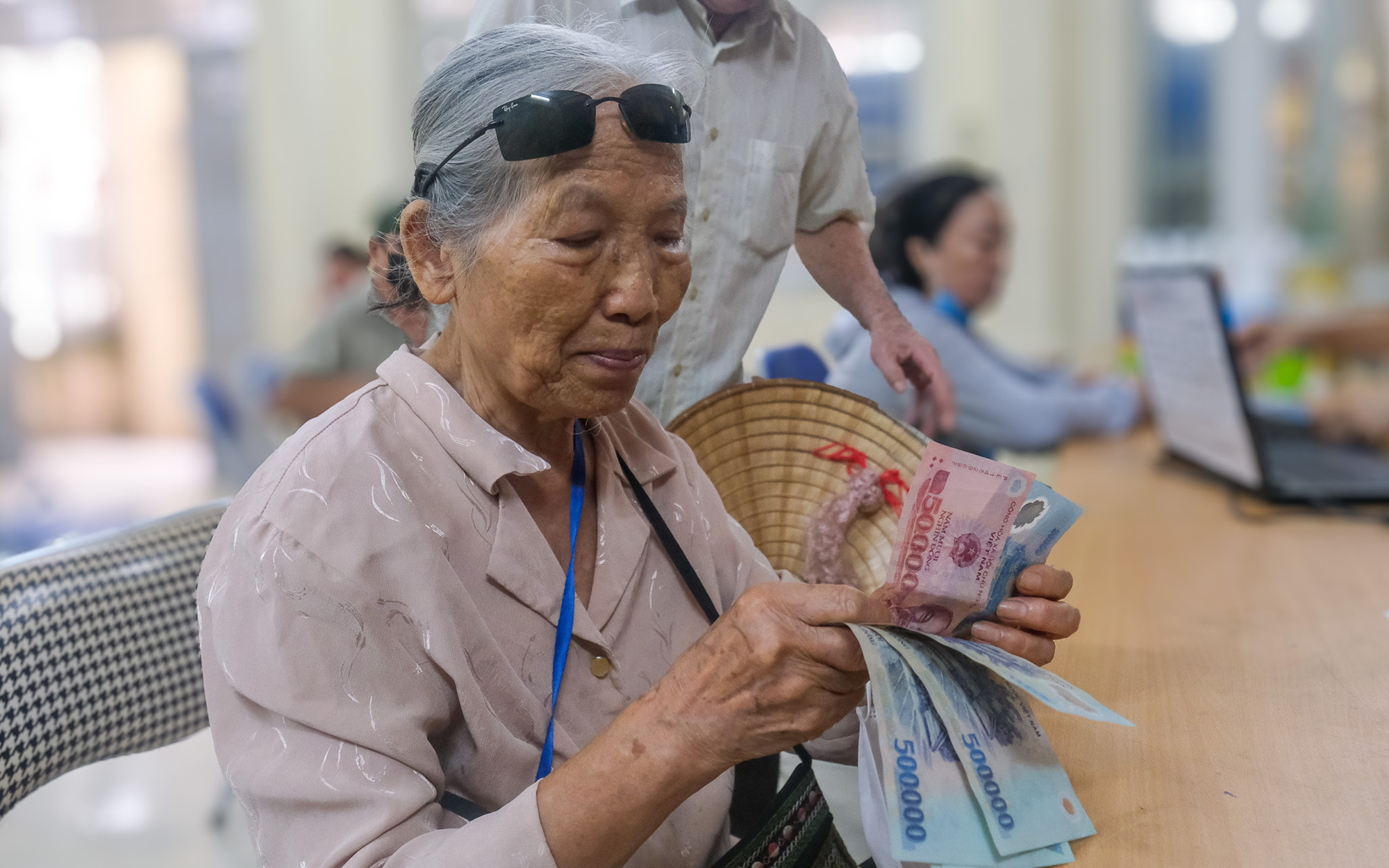 Vì sao sau 3 tháng người có công chưa nhận được mức trợ cấp ưu đãi mới? - Ảnh 2.