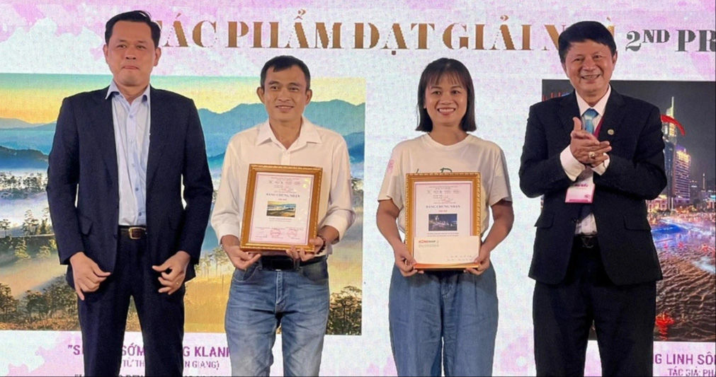 Trao hai giải nhì cuộc thi ảnh Ban tổ chức trao hai giải nhì cuộc thi ảnh "Việt Nam điểm hẹn thế giới" - Ảnh: BTC