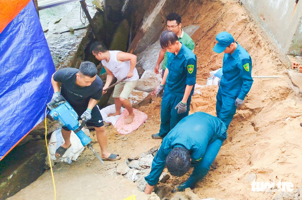 Sóng biển đánh khiến phía sau nhà một người dân ở khu phố 9 (phường Dương Đông) bị sập nền. Lực lượng chức năng địa phương xuống hỗ trợ khắc phục hậu quả - Ảnh: C.CÔNG