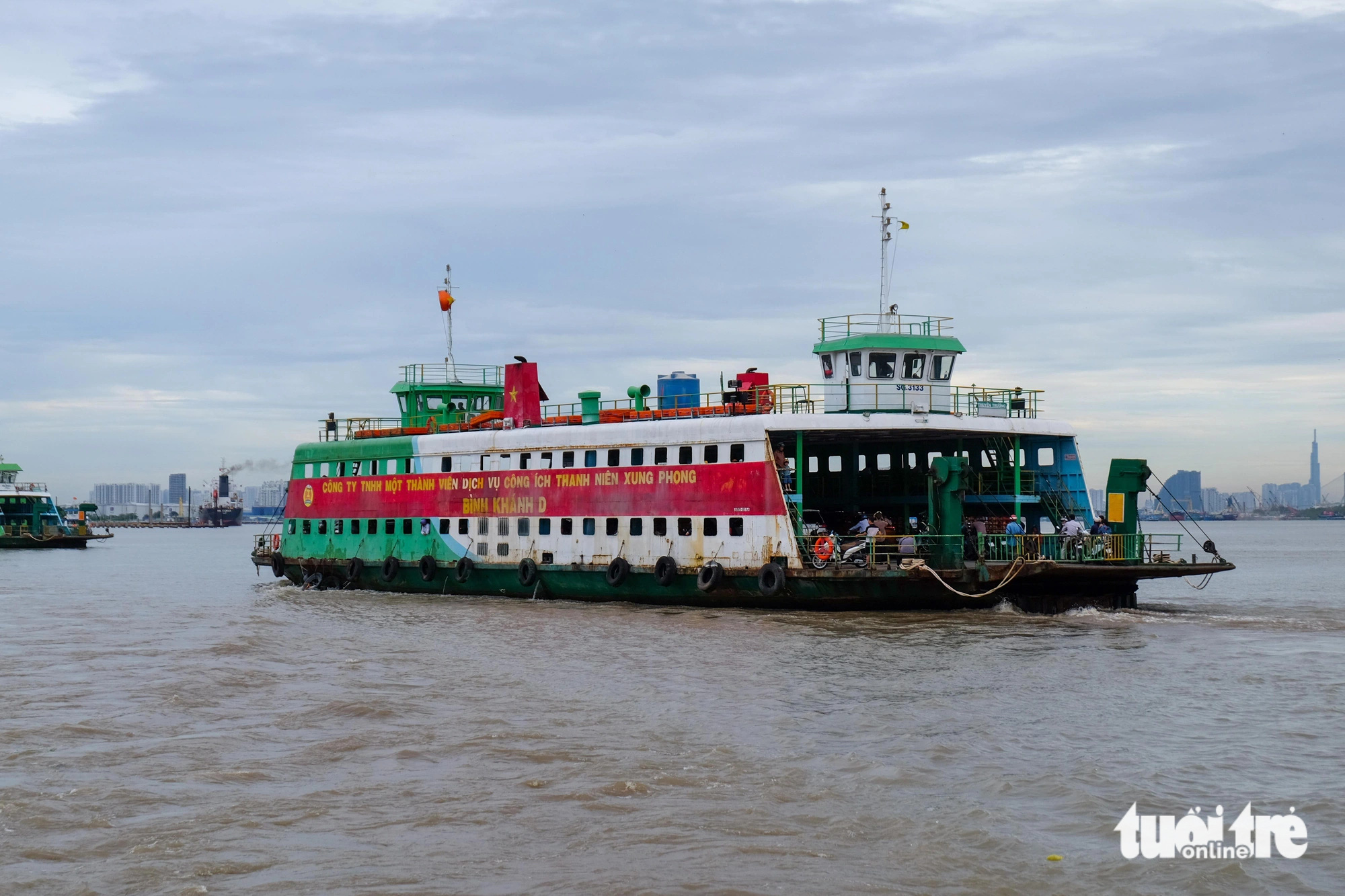 Để đến được huyện đảo Cần Giờ, người dân chỉ có cách duy nhất là sang phà Bình Khánh rồi chạy dọc đường Rừng Sác. Song bến phà hiện đã quá tải, có khi phải chờ đợi rất lâu. Vì vậy, nhiều người dân TP.HCM đã bày tỏ mong muốn sớm có cầu Cần Giờ để không còn cảnh "qua sông phải lụy phà" như hiện nay