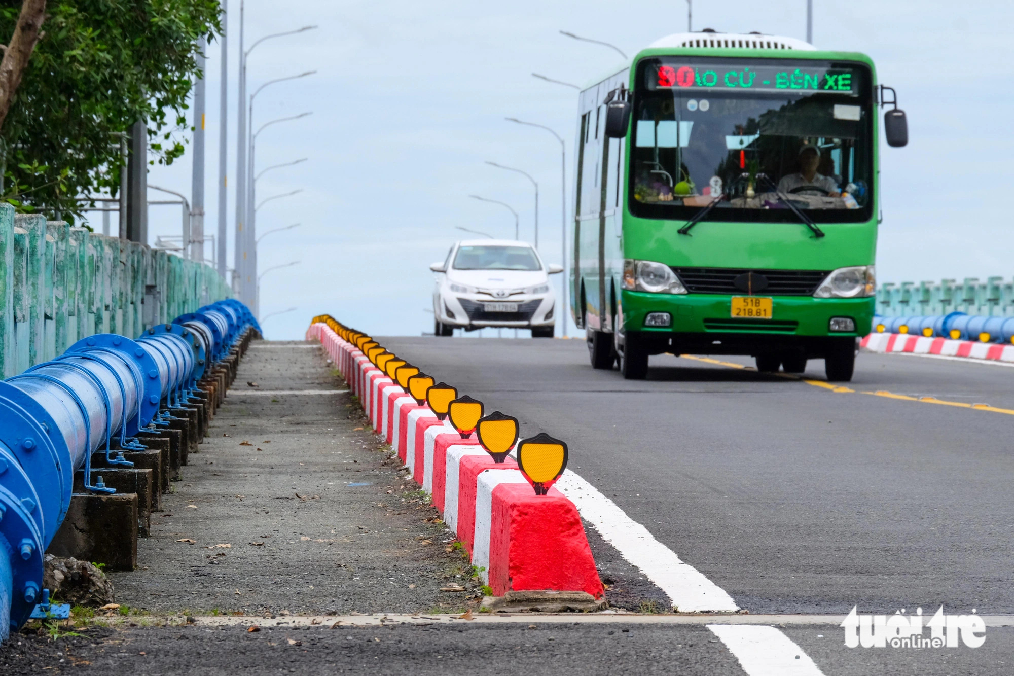 Cầu Dần Xây rộng 12m, dài 381m. Cũng như các cây cầu khác trên tuyến, cầu Dần Xây có tải trọng 30 tấn với 3 làn xe