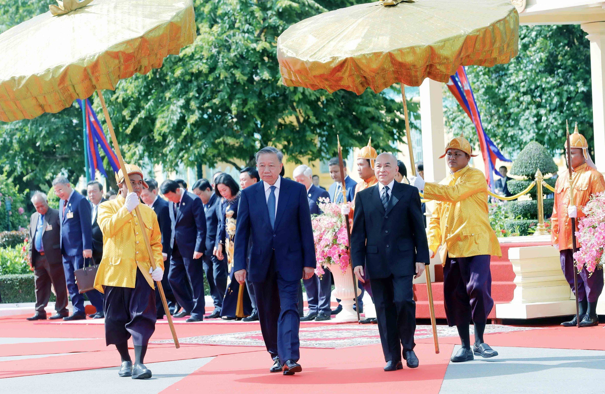 Quốc vương Campuchia Norodom Sihamoni mời Chủ tịch nước Tô Lâm duyệt đội danh dự - Ảnh: TTXVN