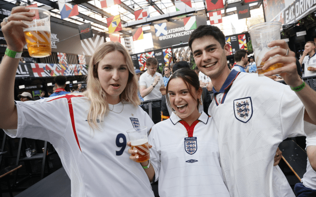 2,5 tỉ đồng cho cặp vé VIP xem trận chung kết Euro 2024- Ảnh 4. CĐV Anh chi 800 triệu bảng mua bia và pizza cho trận chung kết Euro 2024