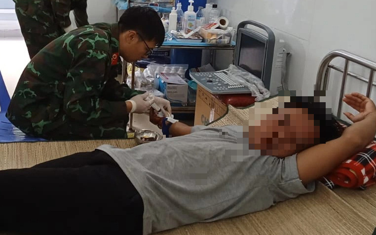 Trung tâm y tế Trường Sa cấp cứu ngư dân bị viêm dạ dày ruột- Ảnh 3. Một ngư dân Quảng Ngãi bị cá chình cắn đứt gân tay