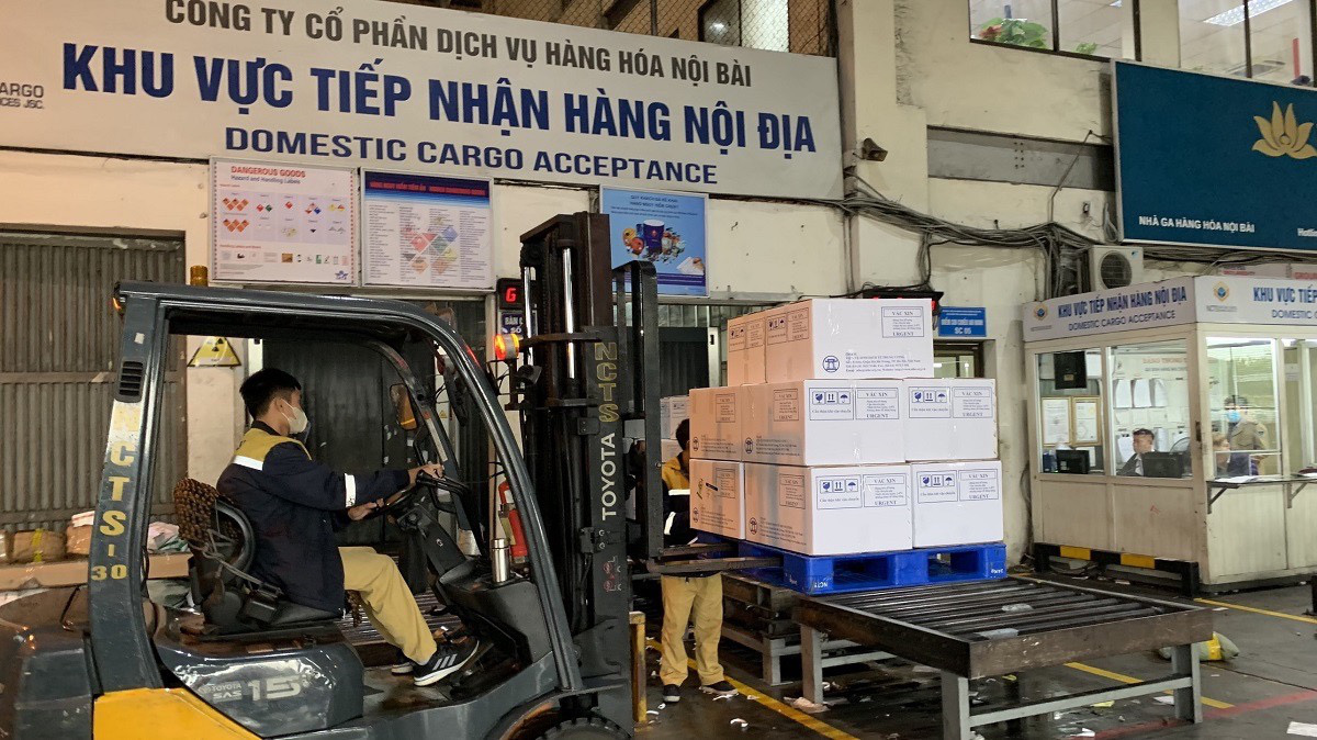 Vận chuyển vắc xin tới khu vực tiếp nhận hàng hóa nội địa - Ảnh: Chương trình tiêm chủng mở rộng quốc gia