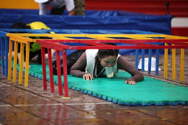 ミス・ヘン・ニーさんは雨の中に立ち、ベトナムの家族保護プログラムに挑戦した - 写真: BTC