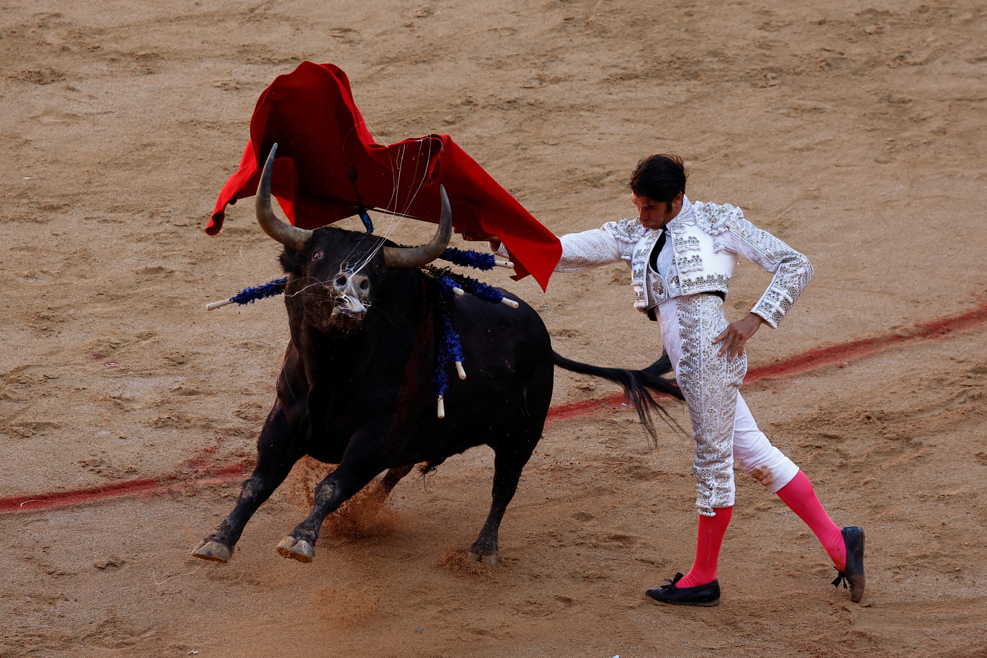 Võ sĩ đấu bò người Tây Ban Nha Cayetano Rivera trong trận đấu bò tại lễ hội San Fermin ở thành phố Pamplona, Tây Ban Nha ngày 12-7 - Ảnh: REUTERS