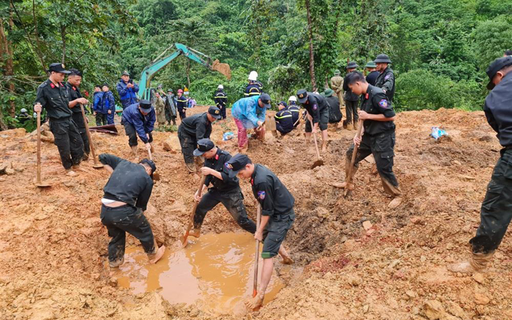 Nhiều tảng đá lăn đè chết tài xế máy xúc, người đi xe máy may mắn thoát- Ảnh 3. Vụ sạt lở vùi lấp xe khách 15 chỗ: Một số người dân đến ứng cứu bị đất đá vùi lấp