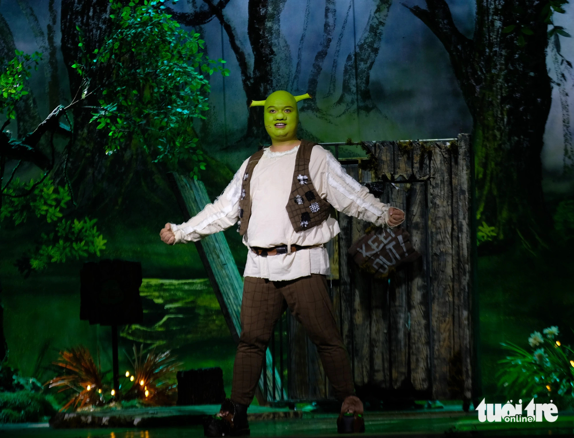 Chàng chằn tinh Shrek xấu xí nhưng tốt bụng chinh phục khán giả bằng nhạc kịch - Ảnh: LINH ĐOAN Chàng chằn tinh Shrek xấu xí nhưng tốt bụng chinh phục khán giả bằng nhạc kịch - Ảnh: LINH ĐOAN