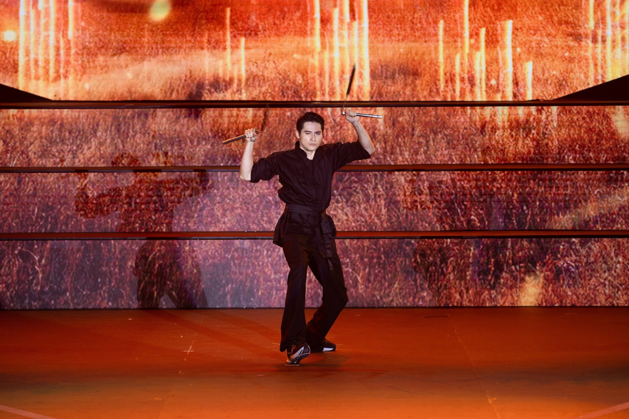 Le concurrent Pham Tuan Ngoc joue de la flûte et interprète une musique d'arts martiaux impressionnante - Photo : Comité d'organisation Phạm Tuấn Ngọc thổi sáo và trình diễn võ nhạc ấn tượng