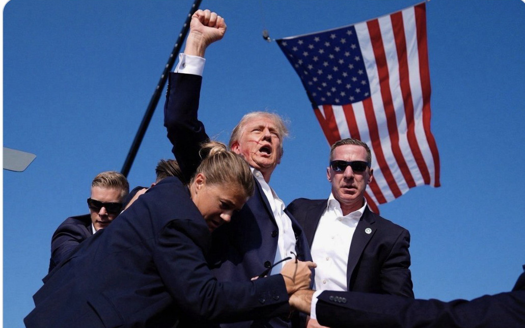 Bức ảnh ông Trump giơ nắm đấm cùng quốc kỳ đi vào lịch sử nước Mỹ - Ảnh 3.