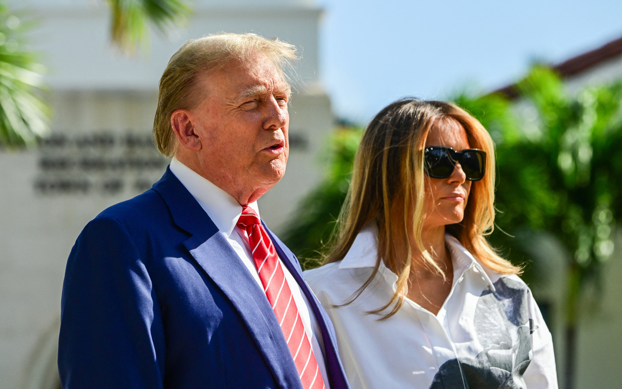 Nhìn lại các vụ ám sát tổng thống làm rung chuyển nước Mỹ- Ảnh 4. Vợ chồng ông Trump kêu gọi người Mỹ đoàn kết sau vụ ám sát bất thành