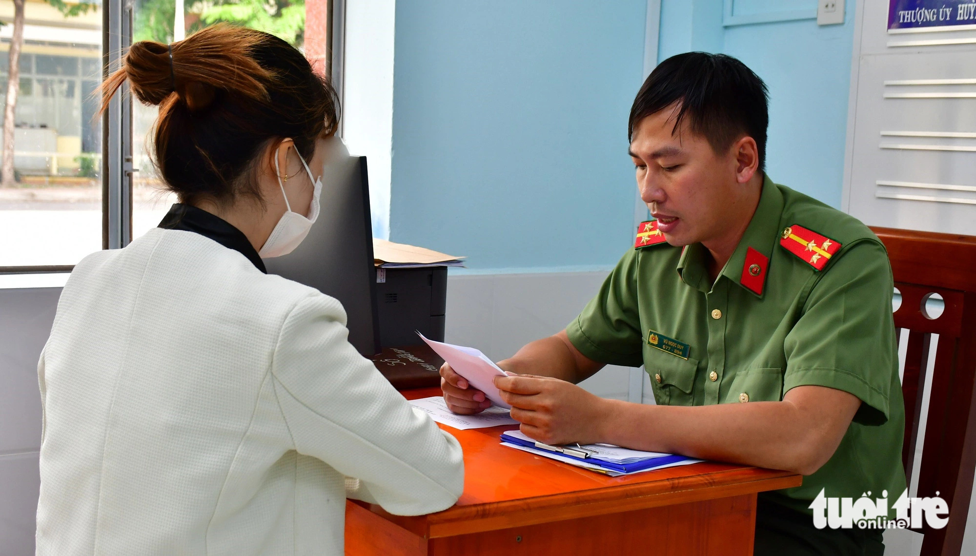 Lực lượng công an làm việc và trao quyết định xử phạt với chủ nhân tài khoản Facebook “Jerry Hanh” - Ảnh: TRỌNG TÍN