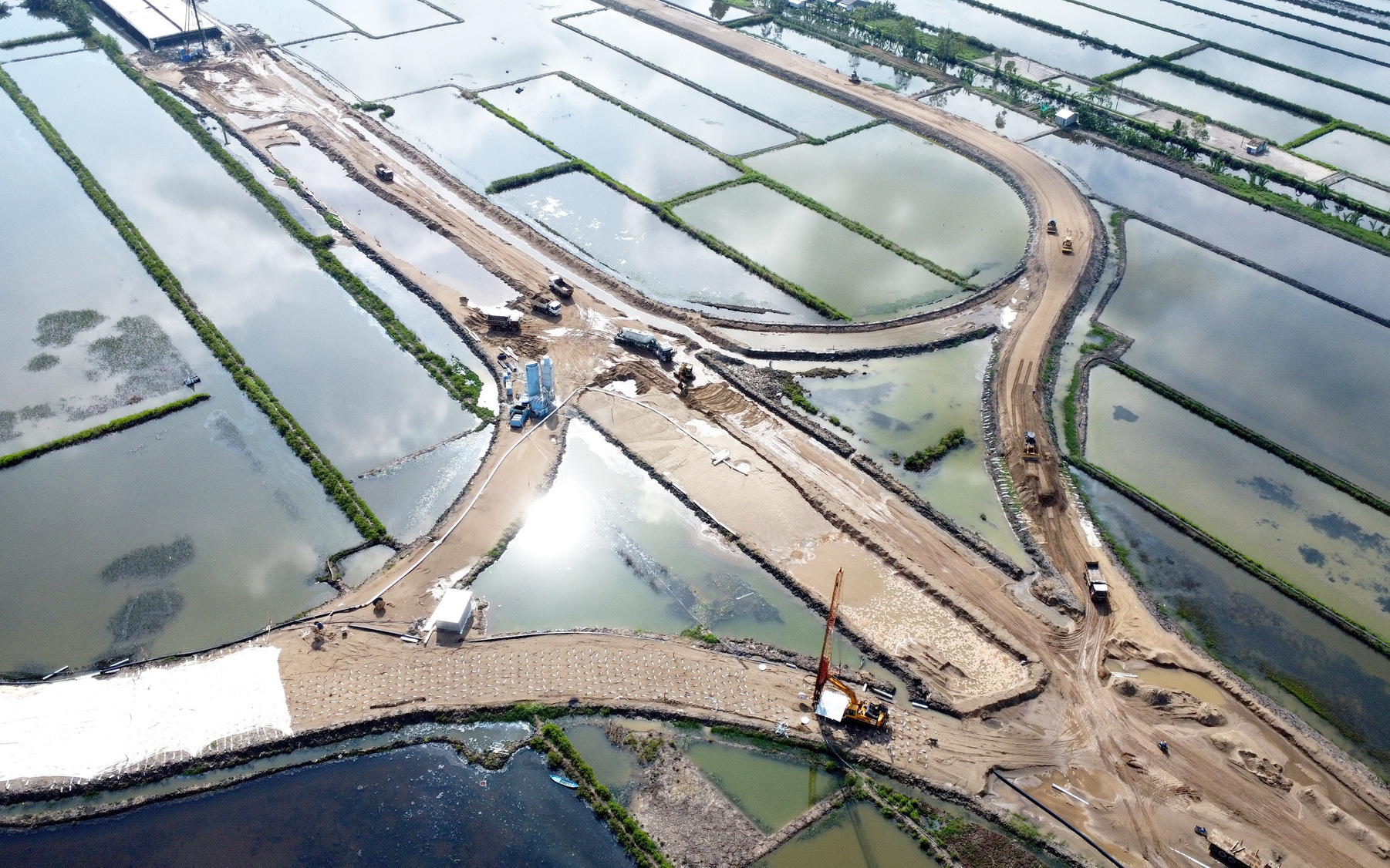 Chỉ dùng cát biển có độ mặn nhỏ hơn độ mặn của vùng nuôi thủy sản hai bên cao tốc - Ảnh 1.