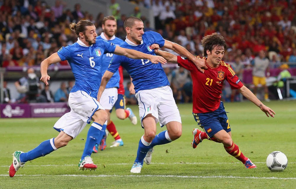 Tây Ban Nha (áo đỏ) vượt trội trước Ý tại chung kết Euro 2012 - Ảnh: GETTY