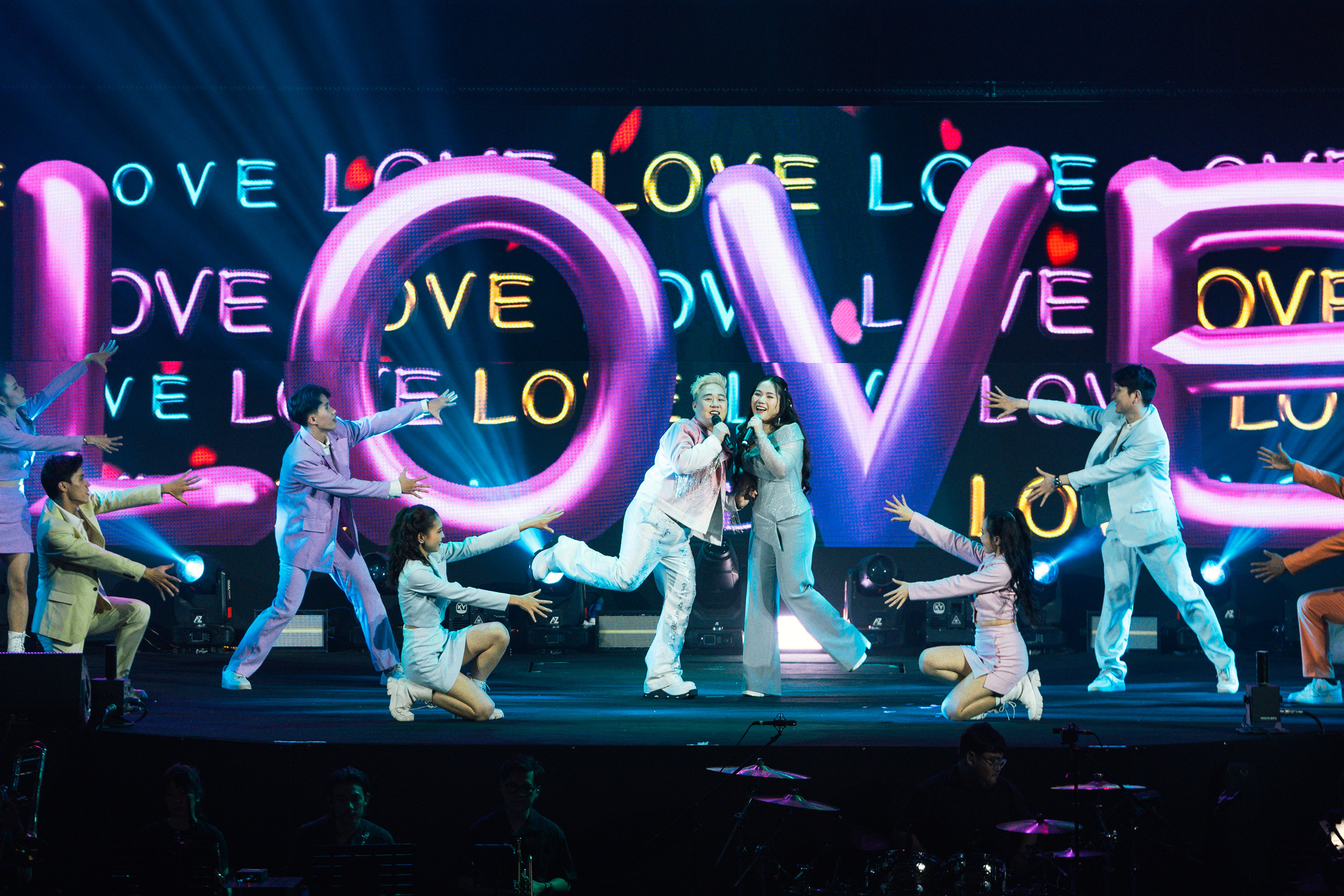 Trung Quan a jeho blízký přítel Thuy Chi se v mashupu Love Melody skvěle shodují - Love - Foto: BTC Trung Quân và cô bạn thân Thùy Chi phối hợp ăn ý trong bản mashup Giai điệu tình yêu - Yêu - Ảnh: BTC