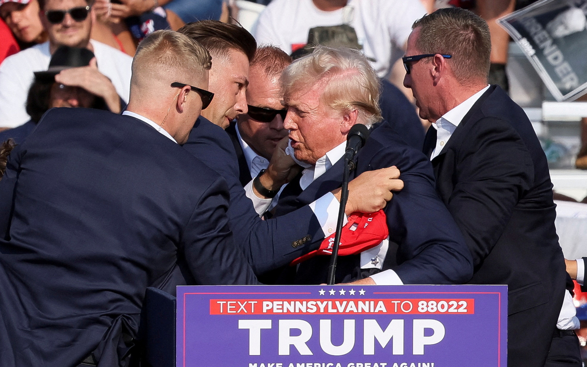 Ông Biden họp báo khẩn, nói vụ bắn ông Trump là 'bệnh hoạn'- Ảnh 2. Ông Trump bị bắn khi đang vận động tranh cử, có đổ máu